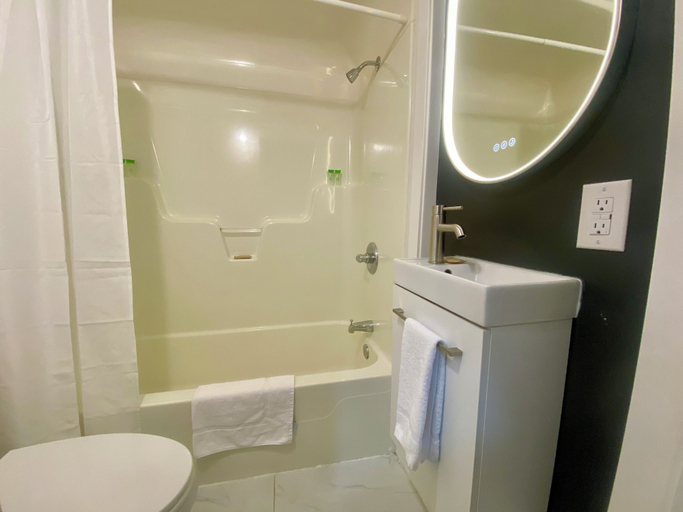 Bathroom 3, The Ranchhouse Inn, Huron