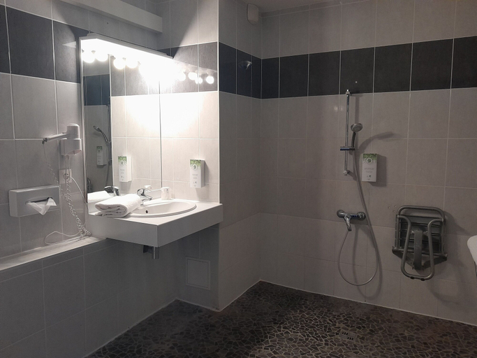 Bathroom 4, Kyriad Dijon Sud - Longvic, Côte-d'Or