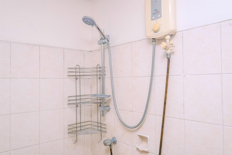 Bathroom 5, Homey Combined Unit 3Br Apartment At Mediterania Palace Residences, Central Jakarta