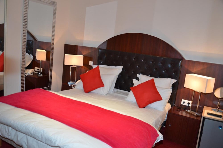 Bedroom 3, Hotel Regina Montmartre, Paris