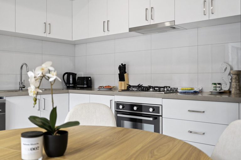 Private kitchen 2, 2-Bed Rosebud Apartment with BBQ & Garden, Melbourne