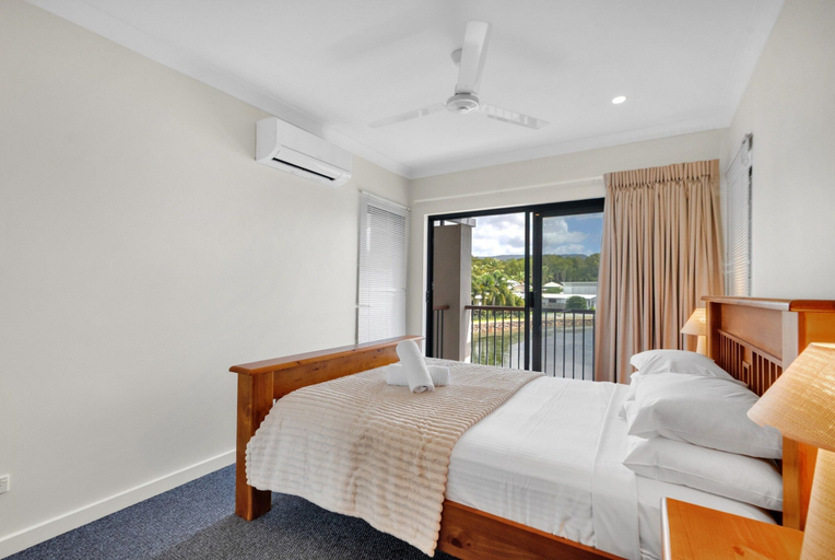 Room 4, Bright 3-bedroom Beachside Stay With Pool & BBQ, Cairns