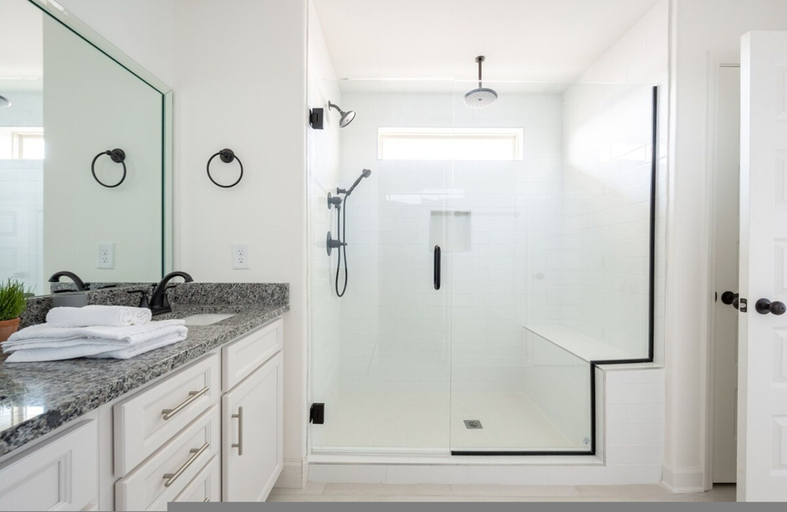 Bathroom 5, 1 King 3 Queens Ground Room Washer Dryer, Davidson