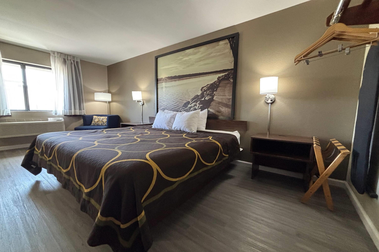 Bedroom 3, Super 8 by Wyndham Alton, Madison