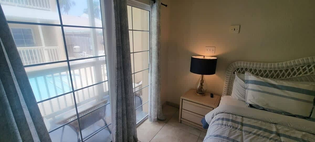 Room 5, Block to Beach - Pool - Up to 6 - Families, Cameron