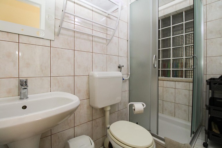 Bathroom, Apartment 1030, Fažana