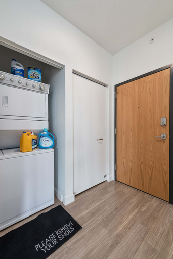 Room 5, Group Hub 3 Designer 2BR Steps to Mag Mile, Cook