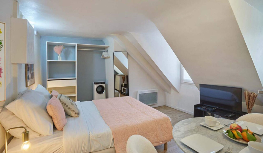 Room 3, Lovely Studio Place Vendome Opera, Paris