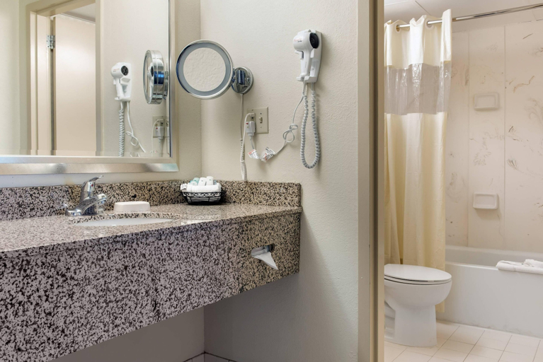 Bathroom 4, Quality Hotel Conference Center Cincinnati Blue Ash, Hamilton