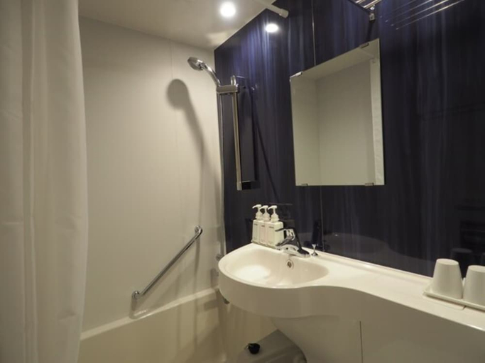 Bathroom 5, Haneda Inn, Ōta