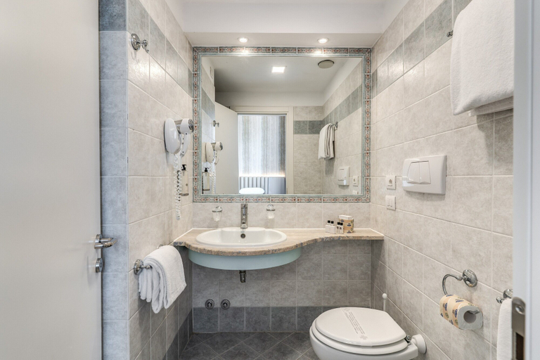 Bathroom 5, Hotel Isola Sacra Rome Airport, Roma