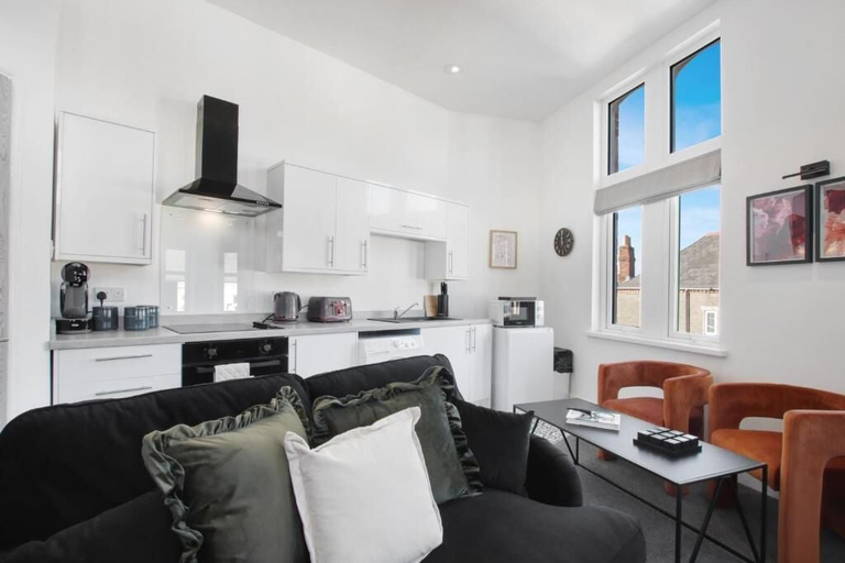 Living room 5, The Cardiff Comfort 2-bed Apartment, Cardiff