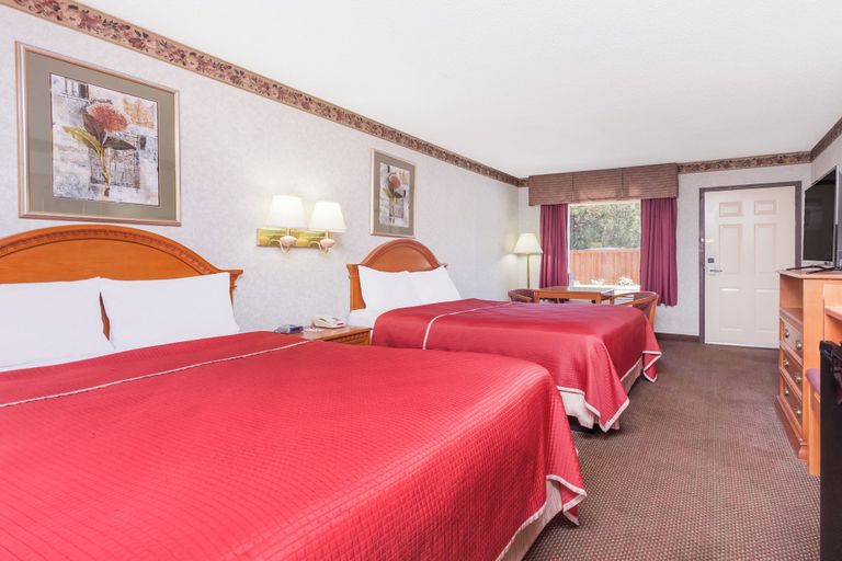 Bedroom 3, Regency Inn & Suites-Hamilton Place, Hamilton