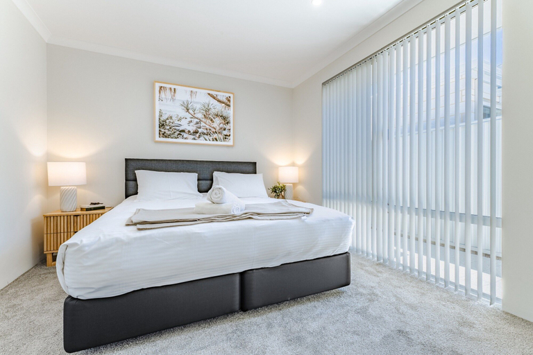 Room 2, Bright & Airy 3-bed House Near Rockingham Beach, Rockingham