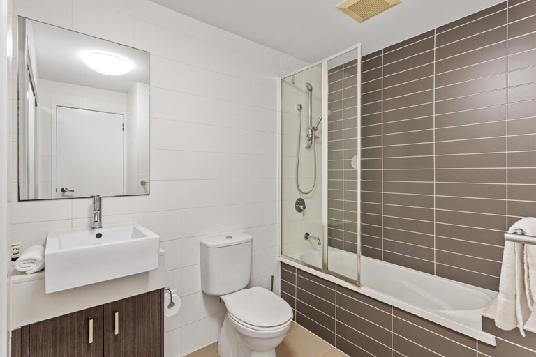 Bathroom 4, Central Cosy 2-bed With Pool and Near QUT & CBD, Kelvin Grove