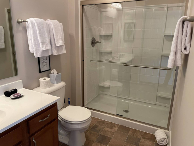 Room 4, 2BR Water Views W D Walkable Pool Gym, Delaware