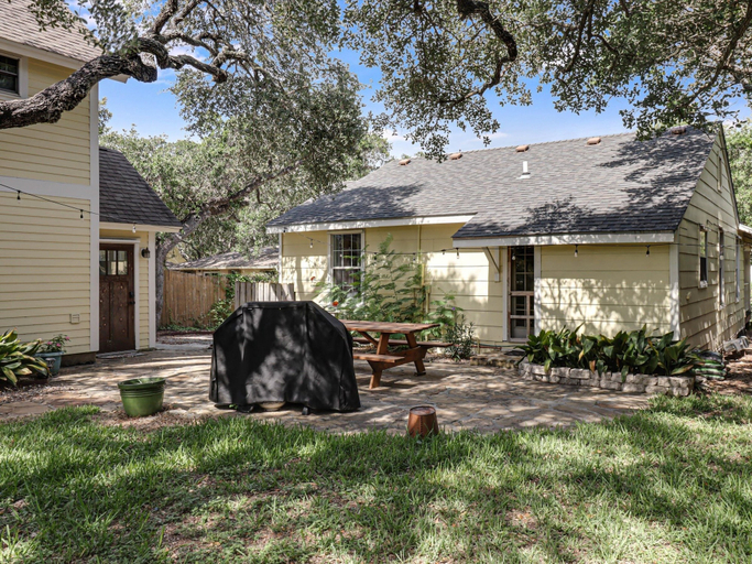 Outdoor dining 4, Rockport Bungalow 4 Bedroom Home, Aransas