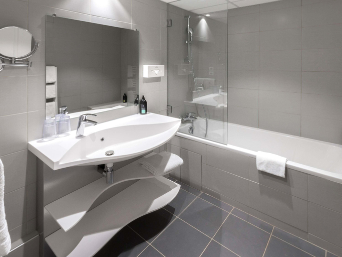 Bathroom 5, Aparthotel Adagio Nice Promenade des Anglais, Alpes-Maritimes