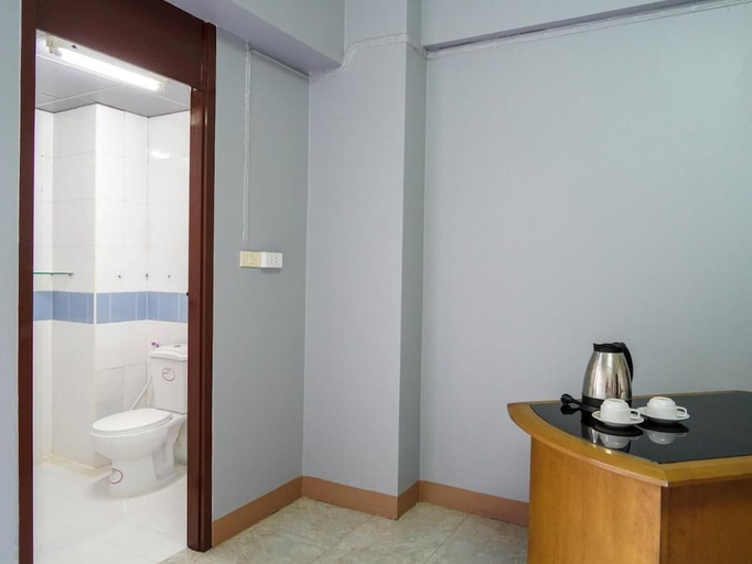 Bathroom 4, RoomQuest SPS Hotel and Residence, Khlong Luang