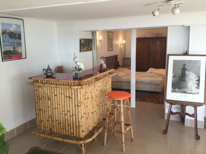 Room 5, 1-bedroom apartment with view of private beach., Manche