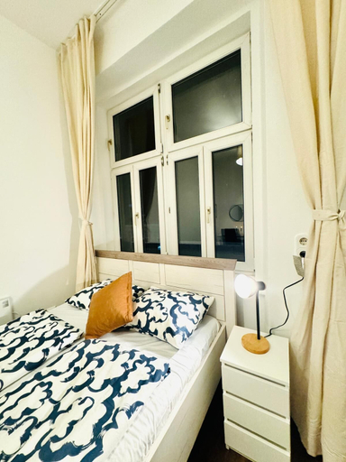 Room 2, 5BR Apartment for 10 Near Alterlaa, Wien
