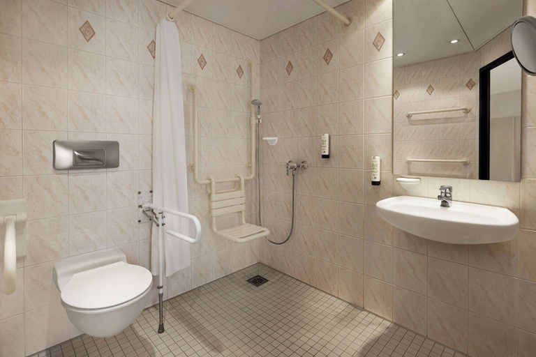 Bathroom 3, Amedia Dresden Elbpromenade, Trademark Collection by Wyndham, Dresden
