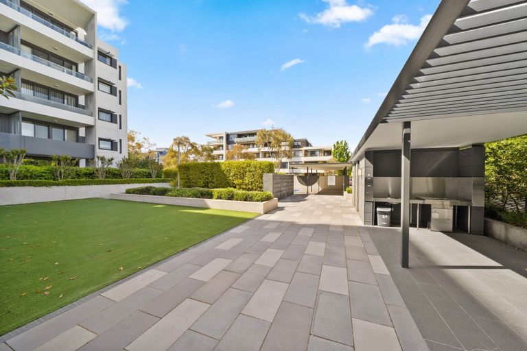 Property grounds 4, Elegant 2-bed With Pool, Alfresco Dining & Balcony, Canberra