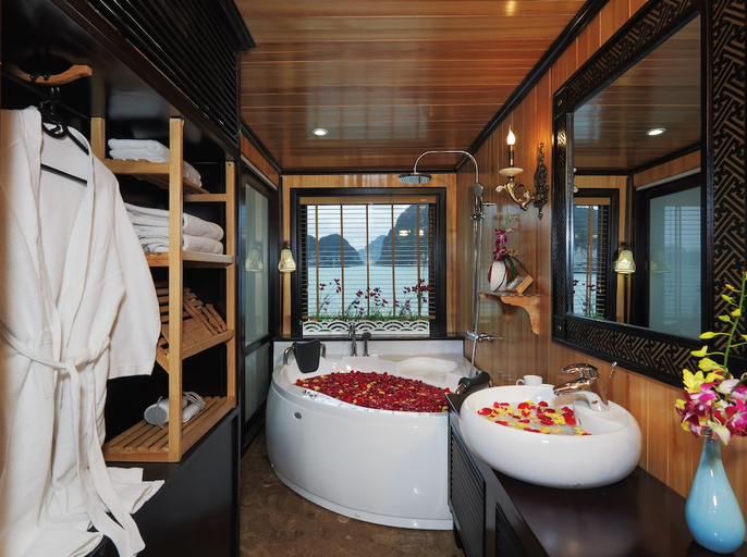 Bathroom, Starlight Cruiser, Hạ Long