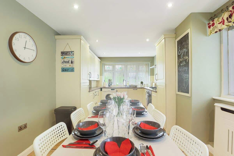 Room 3, Spacious 4 Bedroom House With Parking, Gateshead