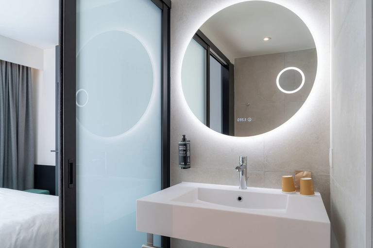 Bathroom 5, Mercure Béziers Hotel, Hérault