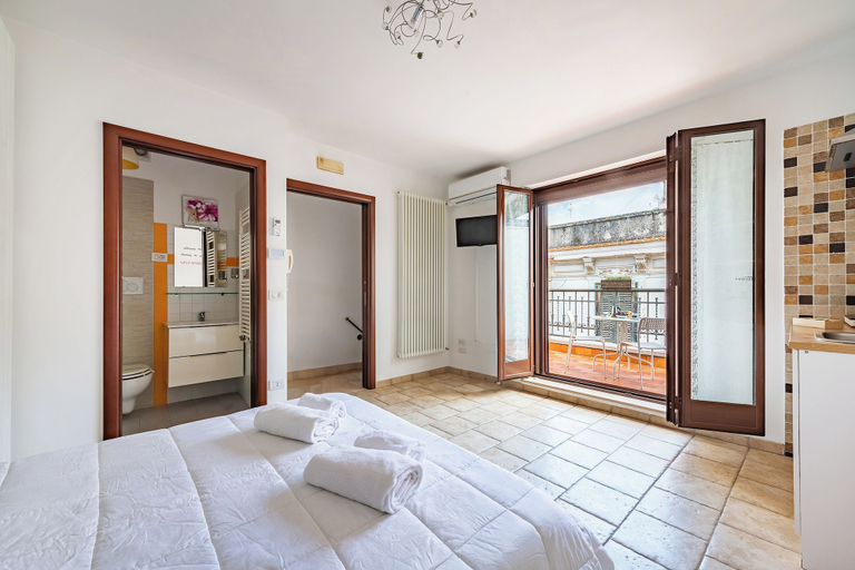 Room 2, Helios Room, Bari