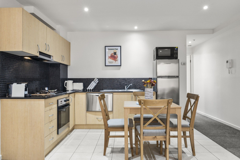 Private kitchen, Bustling Fitzroy Eateries and Bars Nearby, Melbourne