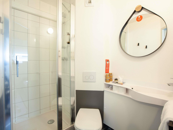 Bathroom 4, ibis Cherbourg La Glacerie, Manche