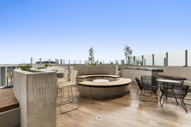 Others 2, High-Rise Balcony Unit with City Views, Gym, Pool, Melbourne