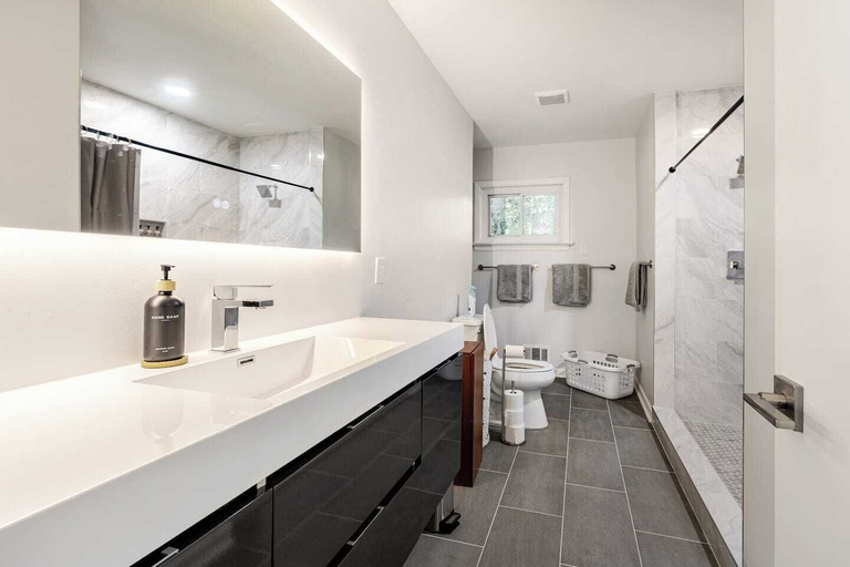 Room 3, Stylish Comfort Modern Chef Kitchen 4 BR 2 Baths, Fulton