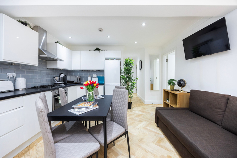 Others 3, 2 Bedroom Charming Family Apartment, London