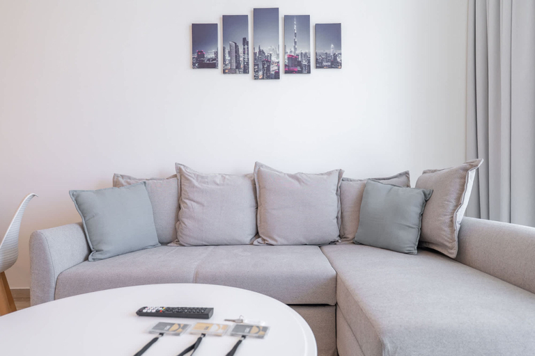 Room 3, Sleek 1 Bedroom in Studio One With Great Amenities, Dubai