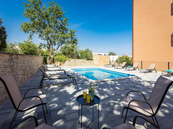 5, Apartment with shared swimming pool, Ližnjan