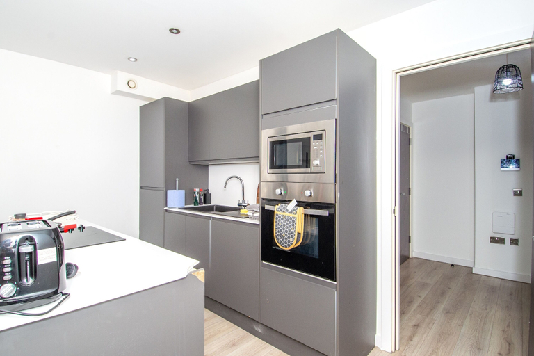 Private kitchen, New Apartment - Sleeps 4 - Parking - City Centre, Bradford