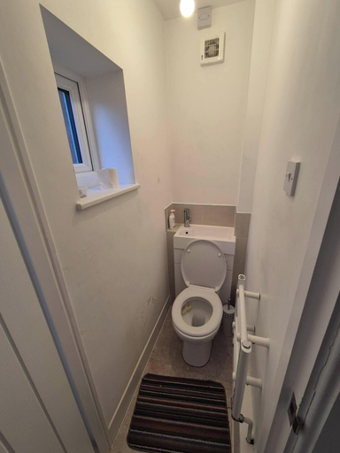 Bathroom 2, Modern Easedale House - 3 Bed House in Hornchurch, London