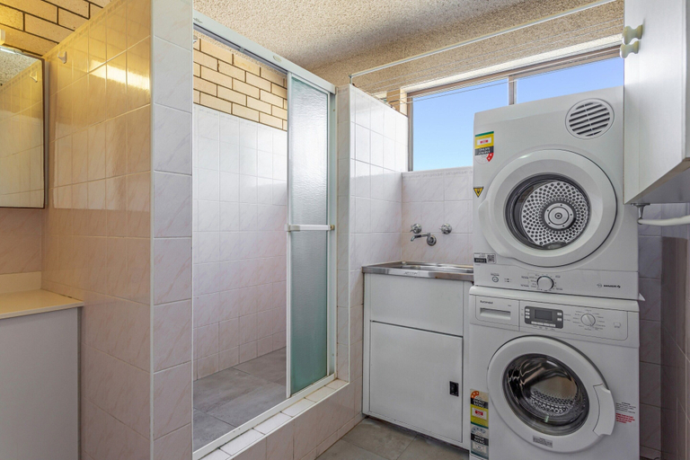 Bathroom 2, Cosy 2-bedroom Seaside Unit Steps From Beach, Maroochy - Maroochydore