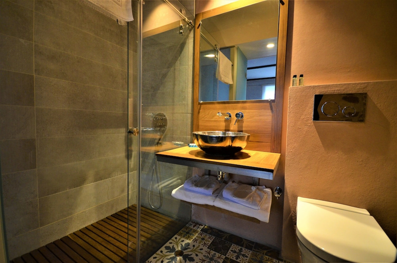 Bathroom 3, Unver Galata Apart, Beyoğlu