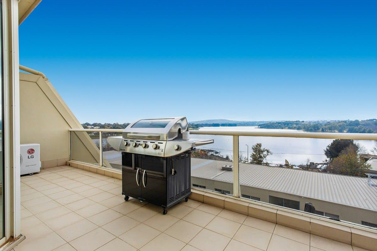 Others 3, 2-Bed Unit with Balcony, BBQ & Stunning Lake Views, Canberra