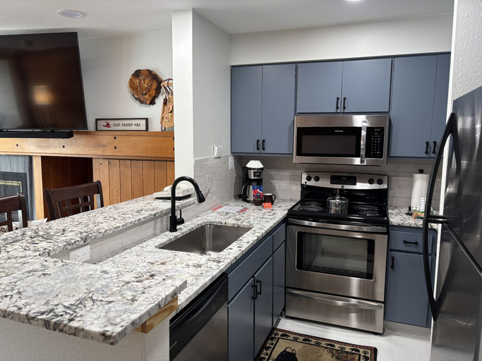 Private kitchen 4, Studio In Lakeside Village, Updated Kitchen & Bath Apts, Summit