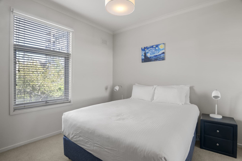 Room, Central 2-bed Pad With Tennis Court,, Melbourne