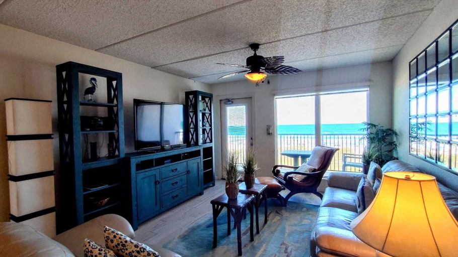 Room 4, Embassy 402 Minium 2 Bedroom Condo by RedAwning, Cameron