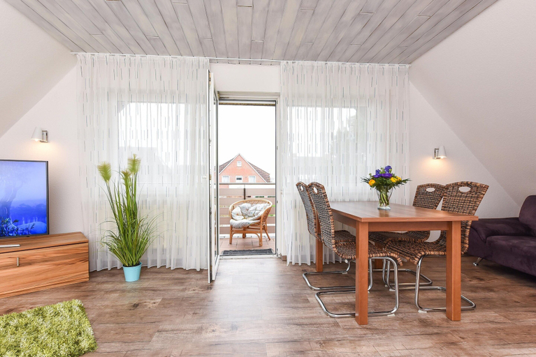 Living room 2, Gemuetliche Ferienwohnung mit Balkon in Bensersiel, Wittmund