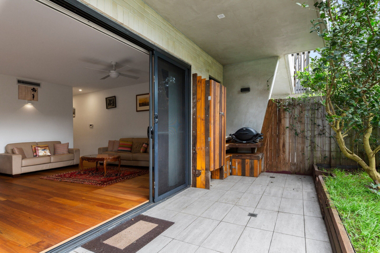 Living room 2, Spacious 2-bed Retreat With BBQ & Courtyard, Sydney