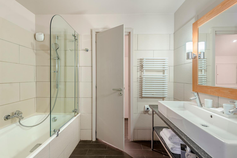 Bathroom 3, Hôtel Le Morgane, Haute-Savoie