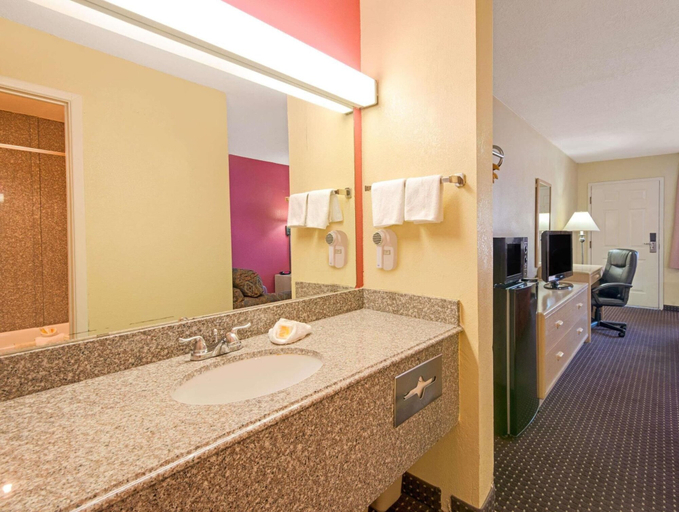 Bathroom 4, Days Inn by Wyndham East Albuquerque, Bernalillo